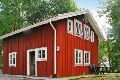 Welcome to this charming holiday home set in the countryside outside of Ljungskile. This is an old-fashioned style cottage with wooden walls which create a cosy atmosphere. The area is child-friendly and the house offers a beautiful view of the field...