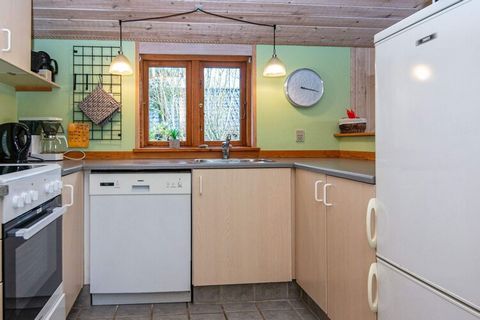 Casa de vacaciones con sauna ubicada en Skaven Strand. La casa está equipada con un sistema de bomba de calor / clima, que enfría en verano y calienta en invierno y es más eficiente energéticamente. En la terraza orientada al sur siempre encontrarás ...