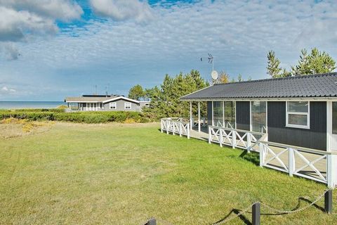 Maison de vacances qui semble dans un état incroyablement bien entretenu. Vue sur la mer depuis la maison jusqu'au Kattegat et l'une des meilleures plages absolues de la région. La maison est située à env. À 2 minutes à pied de la plage et au centre ...