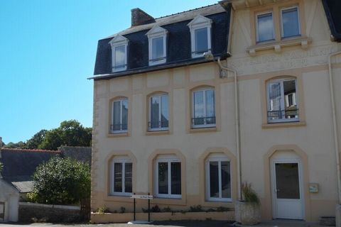 The bright and friendly renovated holiday apartment is on the first floor of a former hotel in the village of Ploulec'h. The small hamlet of Yaudet is located above the Leguer estuary, just 300 m from the sandy bay of Pont Rous. The small residence w...
