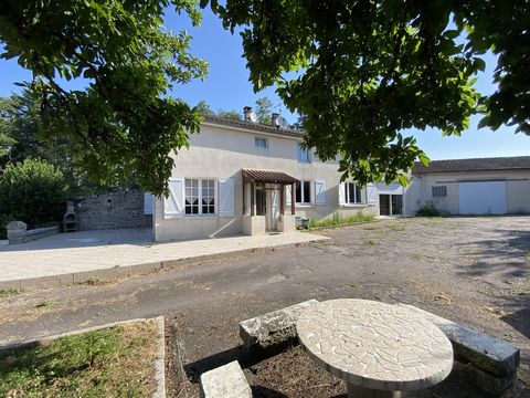 On the edge of a small village typical for the Perigord Vert of 400 inhabitants with bakery, restaurant and grocery store, in the middle of a hilly and wooded landscape, a set of quiet and very private buildings, consisting of a main house, two garag...