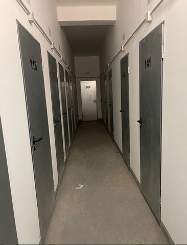 Une entreprise de stockage à vendre au cœur de Marbella. Tout est fait et c’est à 100% d’occupation avec une liste d’attente de 15 personnes, facilité de stationnement, rez-de-chaussée, ventilation, tout automatique c’est-à-dire l’entrée et la lumièr...