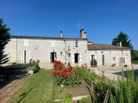 Located in a charming hamlet, between Gironde and Dordogne, 70 km from Bordeaux and 20 km from Bergerac, I offer this charming property, semi-detached on one side, which will accommodate a large family or a group of friends for a capacity of 18 beds,...