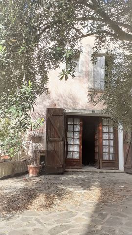 Real estate complex to renovate located in a charming village, in the heart of the Aude valley It consists of a barn of 30 m2 on the ground and 3 levels, a garage of 15.50m2, a moorland plot of 1000m2 not attached and a village house 2 faces with a l...