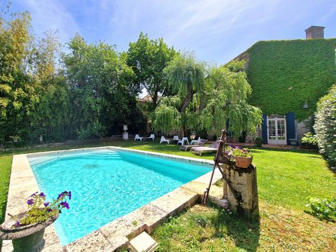 Open the metal gates leading you to this superbly renovated house in the heart of a lively bastide town. Ideally placed for commercial interest; with several ensuite bedrooms that you can rent out. A tea room has been created where guests can enjoy t...
