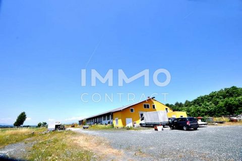 Large-scale industrial and commercial building site, with a lot of potential and greenery all around. Motorway access and loading station in the immediate vicinity. Spacious driveway. The hall is approx. 1468m² in size and is also suitable for heavy ...