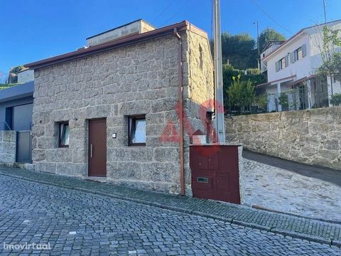 2 bedroom villa in Costa, Guimarães Property with only 3 years of use, located next to the city park and just a few minutes from the center of Guimarães, being served by public transport to the main arteries of the city. It is sold fully furnished an...