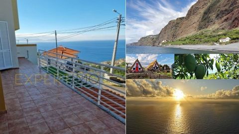 Villa ristrutturata con 3 camere da letto a Gaula, Funchal, a pochi minuti dall'aeroporto di Madeira Questa proprietà ha vista sul mare, balconi e terrazza, è esposta a sud, con la migliore esposizione al sole, essendo stata completamente ristruttura...