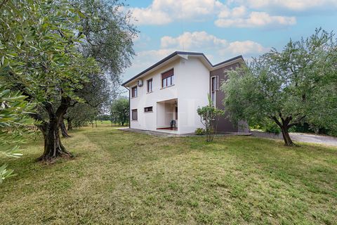 Two minutes from the centre of Lazise, in a very quiet residential area surrounded by nature, a typical Italian villa from the 1970s with a garden of 1000 sqm. The property is developed on two above-ground floors and a basement and consists of living...