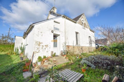 Auray! City centre on foot. Come and discover this stone house of about 90m2 with garage, on a plot of 514m2. It offers you many possibilities. Renovation to be planned.