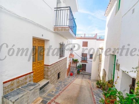 Traditional townhouse in the charming and quiet village of Canillas de Albaida, located just 5 minutes walk from the main square, close to all local services, such as supermarkets and restaurants. The house has two floors, with a hall, a living room,...