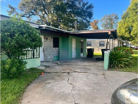 Under contract-accepting backup offers. Investor special! This 3 bedroom house is situated in a NON-HOA neighborhood close to Downtown Orlando and Metro West, several nearby parks, close to public schools and Valencia College, and with easy highway a...