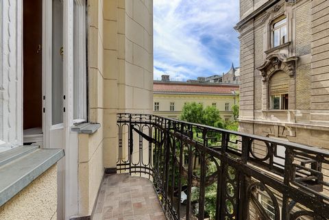 Recently renovated, one-bedroom apartment in the best location of District 5, in Veres Pálné street, right behind the newly refurbished high-end hotel on Klotild Palace on Ferenciek Square.  The flat is situated in a well-maintained classical buildin...