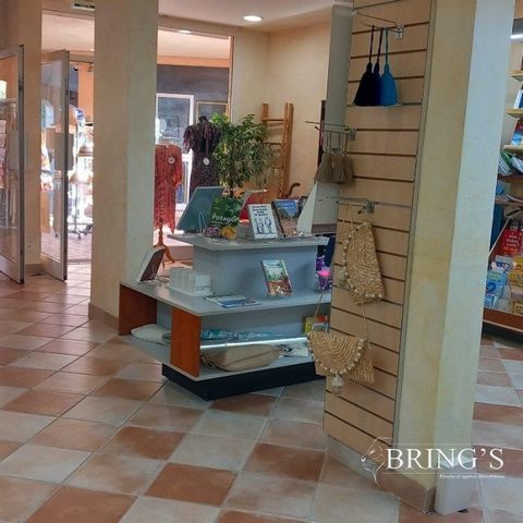 An exceptional opportunity is available to you for the acquisition of the walls and the commercial property in a seaside resort in the Var. The location is ideal: it is located in the heart of a shopping mall, the store has excellent visibility and a...