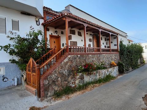 Beautiful country house in Moya, fully equipped. To move into, Built on a plot of 130 m2. With 4 bedrooms, plus kitchen, living room and 2 full bathrooms, air conditioning, terrace with views. and Roof Terrace, plus a rustic Land, located right in fr...