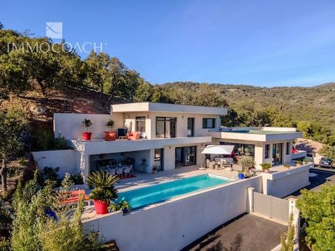 Are you looking for a contemporary villa with high-end amenities, situated in a green oasis of complete tranquility and security? This villa is perfect for you. With its 191 m² of living space, 4 ensuite bedrooms, and multiple terraces, it offers opt...