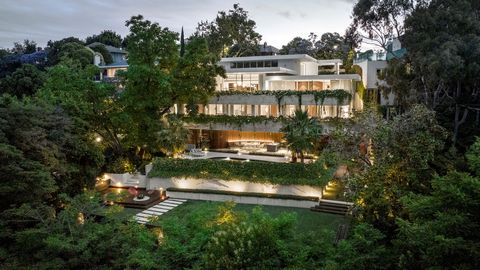 Expressions of Interest Originally designed in 1965 by renowned architect Guilford Bell with gardens by Edna Walling, the spectacular reimagining of this unique modernist domain has created one of Toorak’s most admired riverfront properties. Palatial...
