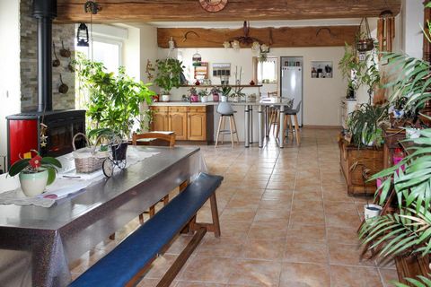 Cette jolie maison de 117 m2 est située dans un hameau calme à moins de 5 minutes de la commune de Vernoil le Fourrier. Elle ouvre ses portes sur une entrée, une large pièce de vie de plus de 45 m2 composée d'une cuisine ouverte sur un séjour avec po...