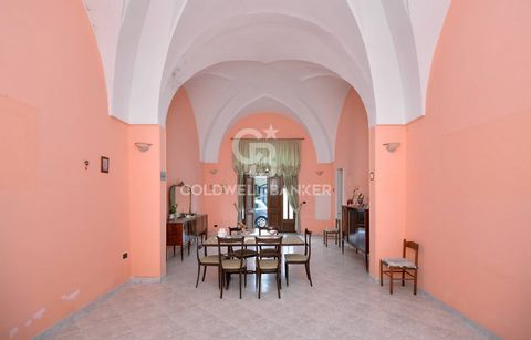 PUGLIA - SALENTO - CURSI In Cursi, a town located in the heart of Salento, we are pleased to offer for sale a typical Salento house of approximately 220 m2, with star vaults and a garden behind it of approximately 20 m2. The property has double acces...