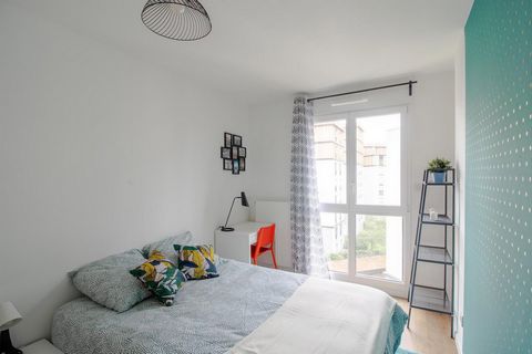 Room n°4 - 15m² - Located at the gates of Paris, this 90m² flat benefits from an ideal location, a stone's throw from the Roger Salengro Park and the Saint Ouen metro station. Several commodities are available nearby: shops, pharmacies, parks and res...
