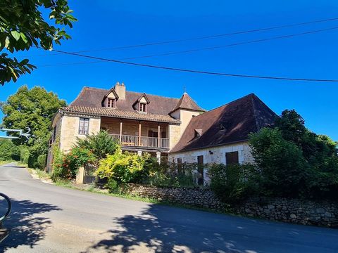 5 kms from Villamblard, in a hamlet, this stone family house allows you to receive people without being cramped! The main house has on different levels of a living room, kitchen, 5 bedrooms, 3 water rooms and a garage! You also have an adjoining gues...