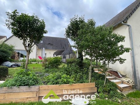 A few minutes from the city center of bourges on the town of plaimpied givaudins sells house of about 140 m2 including On the ground floor: a living room with fireplace insert, a kitchen equipped and fitted two bedrooms, a bathroom dirty water, a toi...