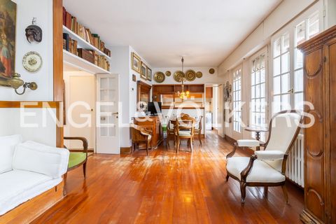 To reach this beautiful and bright flat with a wonderful and spacious terrace on the floor we leave the Rialto Bridge behind and proceed towards Campo San Lio. We are in the sestiere of Castello and in a strategic position since in a few minutes we c...