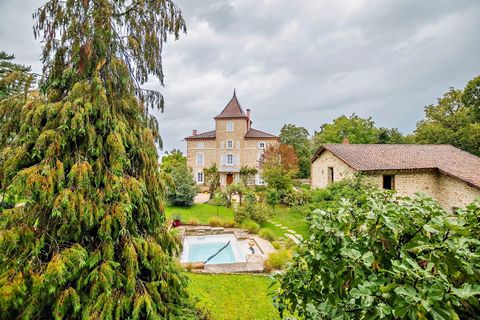 This discreet, yet handsome property in a dominant position, benefits from a closed domain and greenery of approximately 12 hectares, combining charm, elegance and modernity. This unique place is located between Geneva, Lyon, Bresse and Bugey and is ...