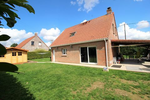 Individual pavilion of 2006 erected on a plot of 500 m2 located in the heart of a Flemish village. The ground floor offers an entrance hall, a living room / living room, an open kitchen fitted and equipped, a laundry area and a bedroom (former garage...