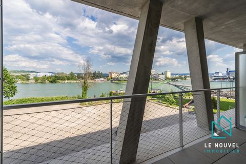 Le Nouvel Immobilier, in Huningue, im Herzen des Dreiländerecks. In einem modernen Luxusgebäude, am Rheinufer neben der zukünftigen Marina von Huningue, 500m von Basel und Weil am Rhein entfernt, finden Sie im 3. Stock diese 3-Zimmer-Wohnung mit Blic...