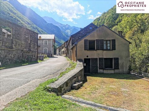Mountain house by the river approx. 87m2 in a small quiet village. Terrace in front of the house with unobstructed views. This property has 3 bedrooms and is 15 minutes from the village of Seix. The house with its charm is to be refreshed. Ground flo...
