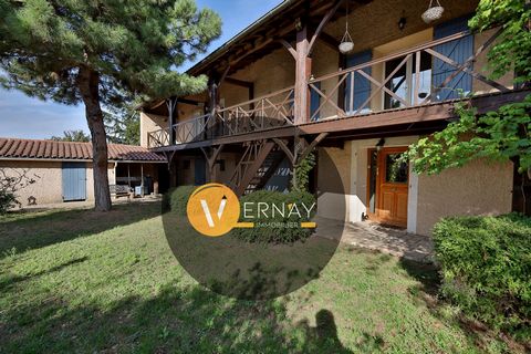 The VERNAY Immobilier agency is pleased to present this renovated house of 271 m2, on its magnificent wooded and fenced plot of 1573 m2. Its volumes and layout capabilities make it so charming. Inside this building, you will discover: On the ground f...