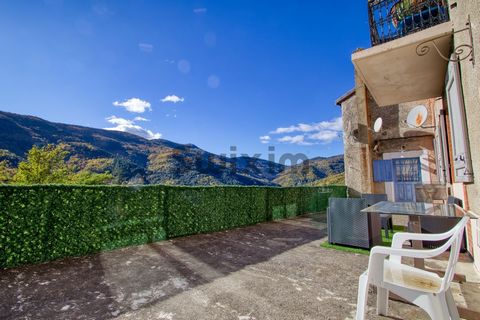 Saint-Privat-de-Vallongue, village in the Southern Cévennes at the gates of Mont Lozère. The property has a living room opening onto a kitchen dinatoire, bathroom, toilet, spacious bedroom. Large terrace ideally exposed, with unobstructed views of th...