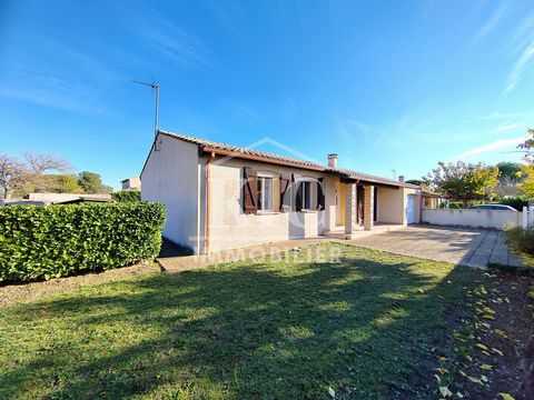 Ref 12468 AG - CARCASSONNE - On the heights of Carcassonne, in a sought-after area close to all amenities, charming single-storey house of about 91 m2 on enclosed land of 470 m2 with large garage! Separate and equipped kitchen, bright living room wit...