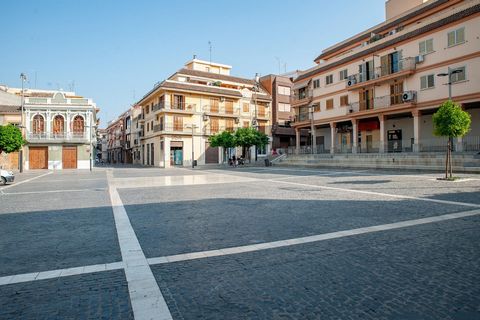 TOWNHOUSE IN A PEDESTRIAN SQUARE IN THE CENTRE OF PATERNA. NON-NEGOTIABLE If you are looking to live in the heart of Paterna, with the tranquility of a large pedestrian square, (access by vehicle only to neighbors) and also be able to design your hou...
