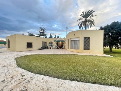 Lucas Fox presents this villa on a 2000 m² plot in the prestigious area of La Font in San Juan de Alicante, close to Muchavista beach, supermarkets and international schools. This is a villa with exceptional potential of 183 m² built on a single floo...