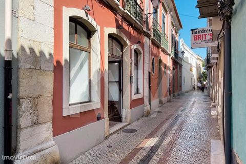 Located in the Historic Center of Setúbal , 2 minutes from Bocage Square where the Town Hall is located, this Noble House was owned by the wife of the 1st Viscount of Montalvo, still keeping at the main entrance door its coat of arms. Presenting arch...