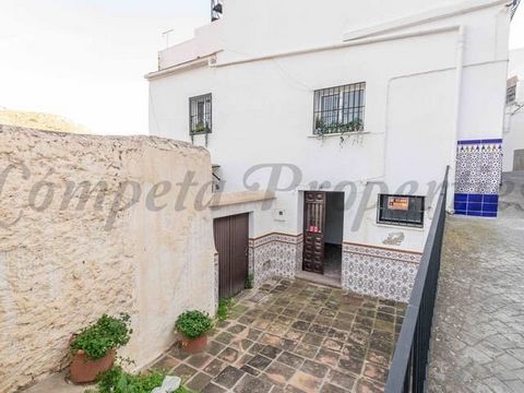 Traditional village house situated in one of the most emblematic streets of the historic town of Torrox. A few minutes’ walk from the main square of the village we find this house to reform with 3 bedrooms, 2 living rooms, 1 kitchen, 1 bathroom and 1...