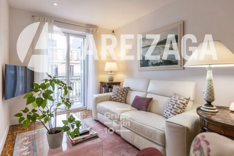 Areizaga Real Estate exclusive property. Next to the Buen Pastor Cathedral and 10 minutes from La Concha beach, this property located on the upper floor on Urbieta street stands out for its good condition and brightness. Located: 10 minutes from La C...