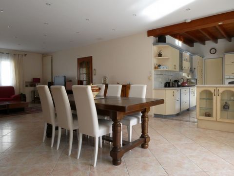 Exclusively, in the centre of the village of Gué d'Alleré, two-storey house of about 212m2 comprising on the ground floor a bright living room with a fireplace, extended by a heated veranda, an open fitted and equipped kitchen, a pantry, a bedroom wi...