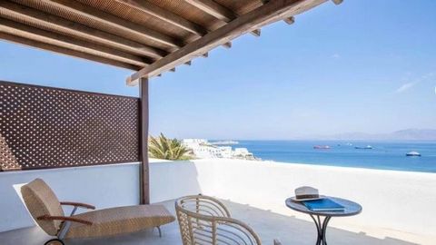 Eine Luxusvilla ist perfekt gelegen, um nur wenige Gehminuten von Mykonos-Stadt und ihren hervorragenden Annehmlichkeiten entfernt zu sein, aber auch nur wenige Minuten von den atemberaubenden Stränden entfernt, die diese Insel so großartig machen. N...