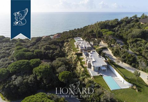 Ces deux magnifiques villas jumelles à vendre surplombent la baie exclusive de Punta Ala et la mer toscane, dans une position panoramique exclusive. Les deux propriétés, récemment construites, ont une surface intérieure d'environ 300 mètres carr...