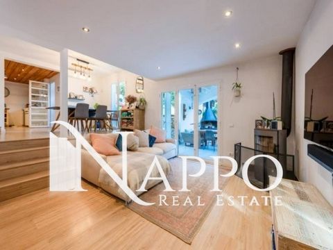 Nappo Real Estate est ravi de vous présenter cette magnifique villa dans un quartier résidentiel avec piscine dans le quartier de Portals Nous. La maison a une superficie d’environ 165m2 et se compose d’un grand salon avec une cheminée moderne et une...