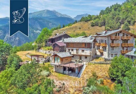 Elegante villa di lusso in vendita con spa e terrazze panoramiche nel cuore della Valle d'Aosta, non lontano dalla rinomata località sciistica di Cervinia. L'edificio principale si sviluppa su due livelli, per un totale di 220 mq di spazi i...