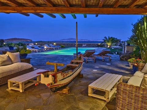 Sublim, exceptionell villa belägen på den pittoreska stranden Agios Sostis i Tinos. Med 6 sovrum och 8 badrum fördelade på 593 m² sträcker sig denna prestigefyllda fastighet över 4 000 m² mark och erbjuder en makalös boendemiljö. Den traditionella ar...