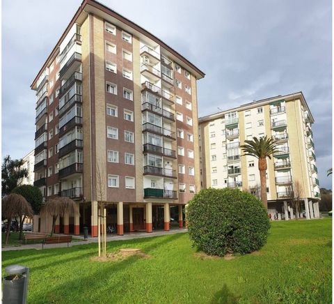 Beautiful exterior and very bright property for sale. It is a large apartment with four bedrooms and two bathrooms located in a good area of Zarautz. It is a neighbourhood with many services around it, such as a sports area, school, nursery, shopping...