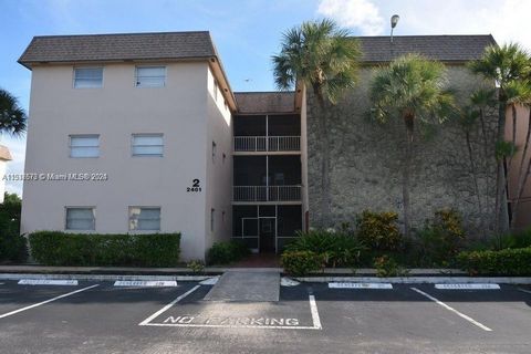 LOCATION!! Spacious 1 Bedroom 1 Bathroom and 1/2 in the heart of Davie. awesome lake and golf course views. Balcony. New AC. Big Living room with laminated floors. Conveniently located near to Nova University, Highways, Universities, College shopping...
