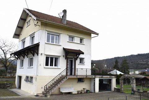Beautiful detached villa from the 60s, ideally located in the heart of the Petite-Montagne in the Valouse valley, in the village of Cornod, 40 minutes from Oyonnax or Lons-le-Saunier, 10 minutes from the Jura lakes. The house has a living area of 115...