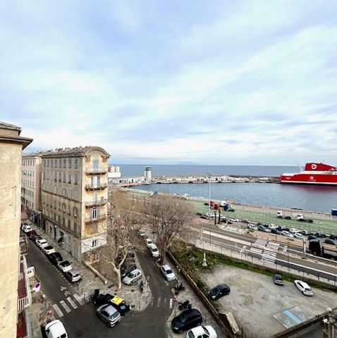 Hyper centre de Bastia, appartement T4 d'exception d'environ 140 m² au dernier étage avec ascenseur et vue mer imprenable. Il comprend, une entrée avec placard, une cuisine tout équipée, un grand séjour/salle à manger avec balcon, 3 chambres dont une...