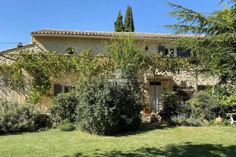 Provence Home, our real estate agency in Oppède, is offering for sale: a traditional farmhouse, recently remodelled with high quality fittings, which showcase the original features. FARMHOUSE SURROUNDINGS The farmhouse is located on the edge of Cavai...